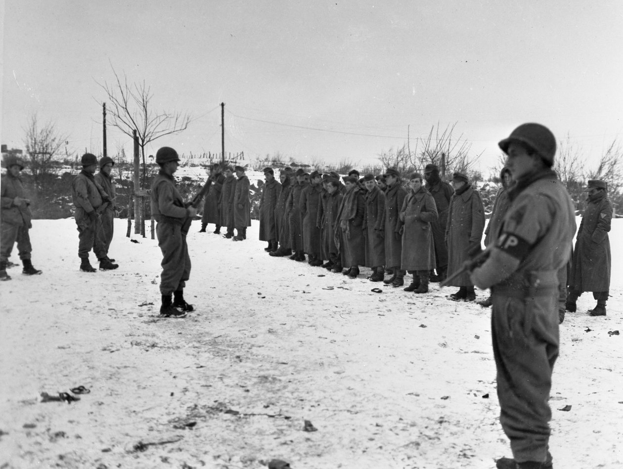 Druhá světová válka (1939-1945) - Druhá světová válka (2. světová válka nebo 2. světová válka): Nedaleko Bastogne (Belgie) 28. prosince 1944: Němečtí vojáci zajati 6. DB USA od Unbekannt