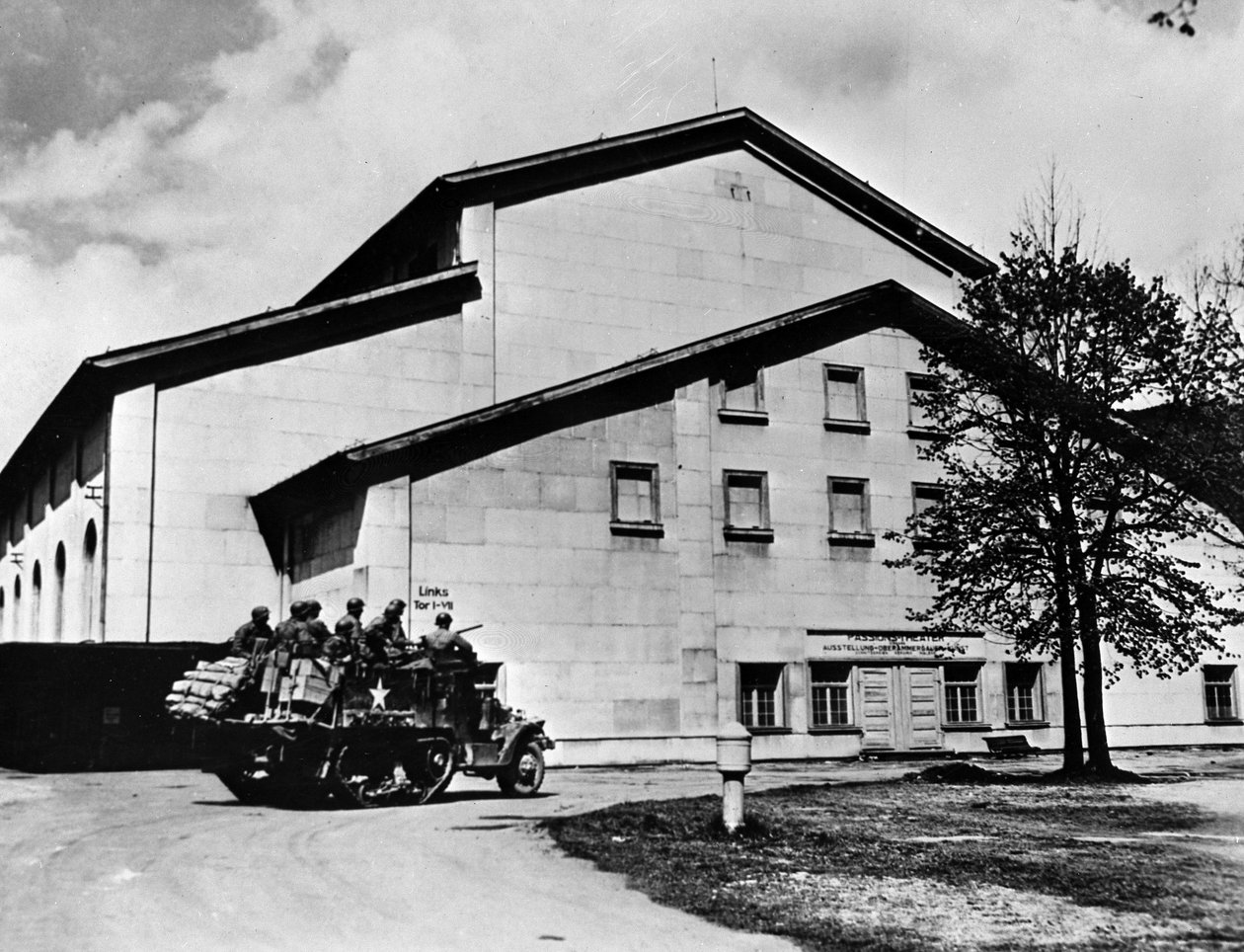 Druhá světová válka (1939-1945) - Druhá světová válka (2. světová válka nebo 2. světová válka): Ober Ammergau (Německo) 29. dubna od Unbekannt