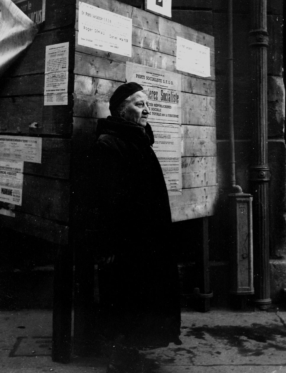Druhá světová válka (1939-1945) - Druhá světová válka (2. světová válka nebo 2. světová válka): Paříž (Francie) 29. dubna 1945: Pařížanka ve věku před volebními panely během komunálních voleb. Rozhodnutím CFLN z 21. dubna 1944 mohly Francouzky poprvé volit od Unbekannt