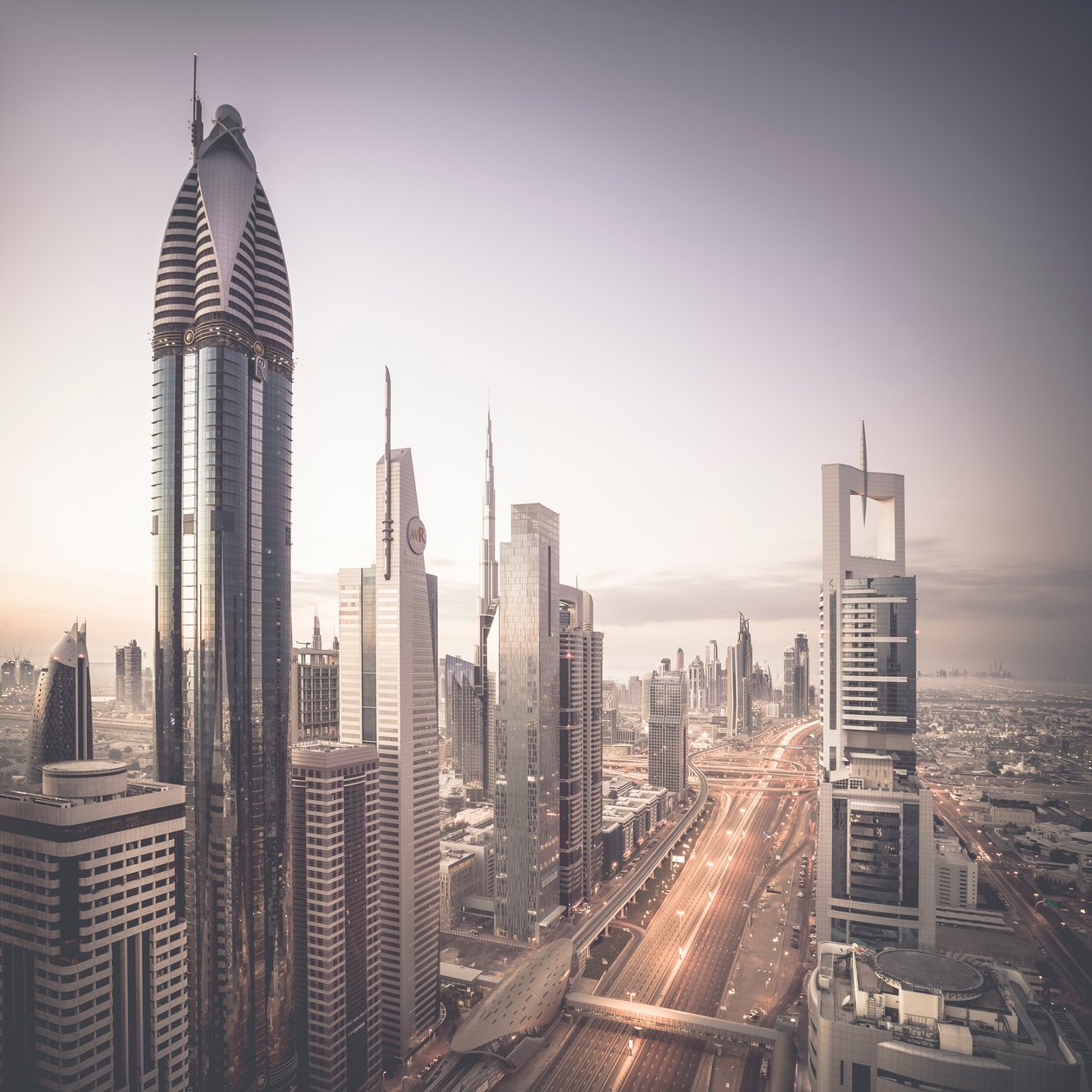 Sheikh Zayed Road, Dubaj, Spojené arabské emiráty, 2015 (foto) od Leopold Blonder