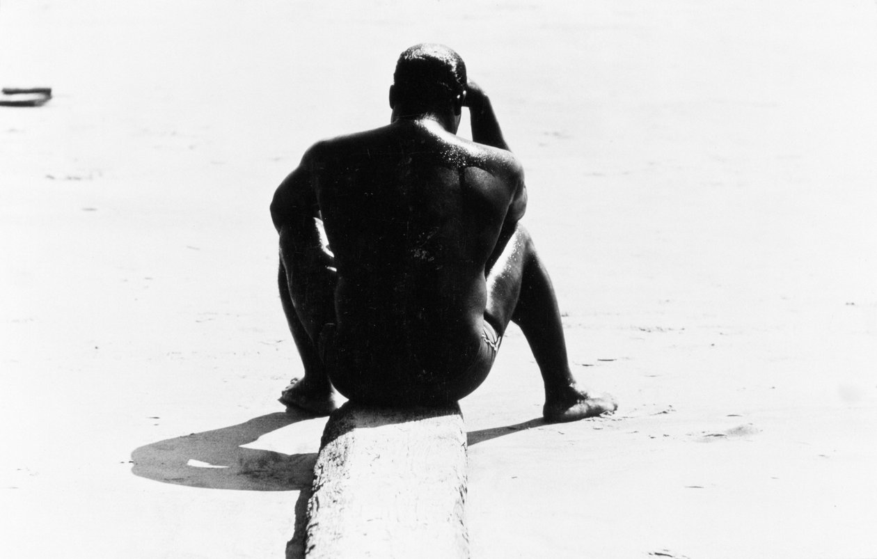 Sedící muž bez košile na Coney Island, Untitled 32, c.1953-64 (č/b fotografie) od Unbekannter Künstler