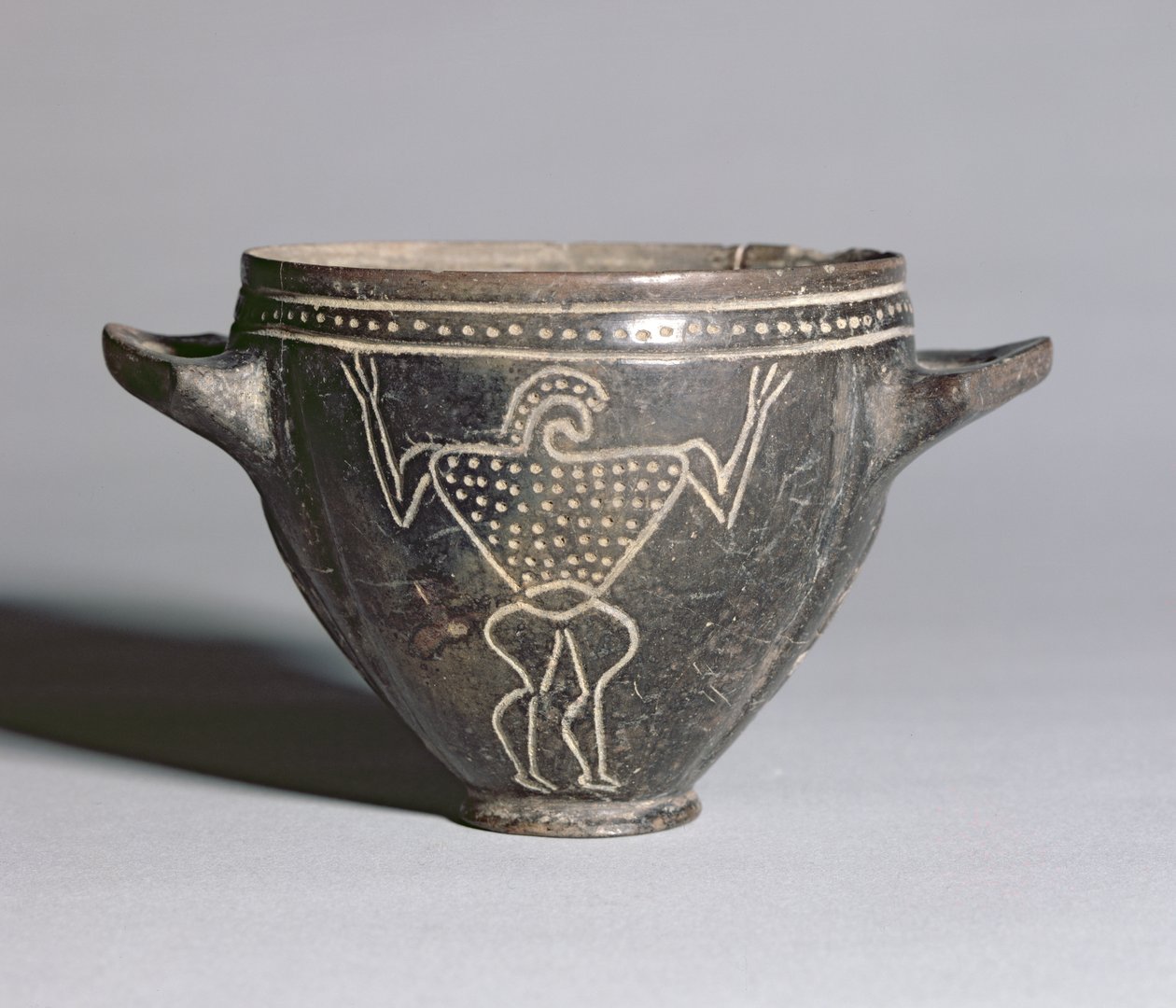 Pohár „Skyphos“ s vyřezanou postavou válečníka, Etruscan, asi 650-625 př. n. l. (impasto ware a žlutý okr) od Unbekannt