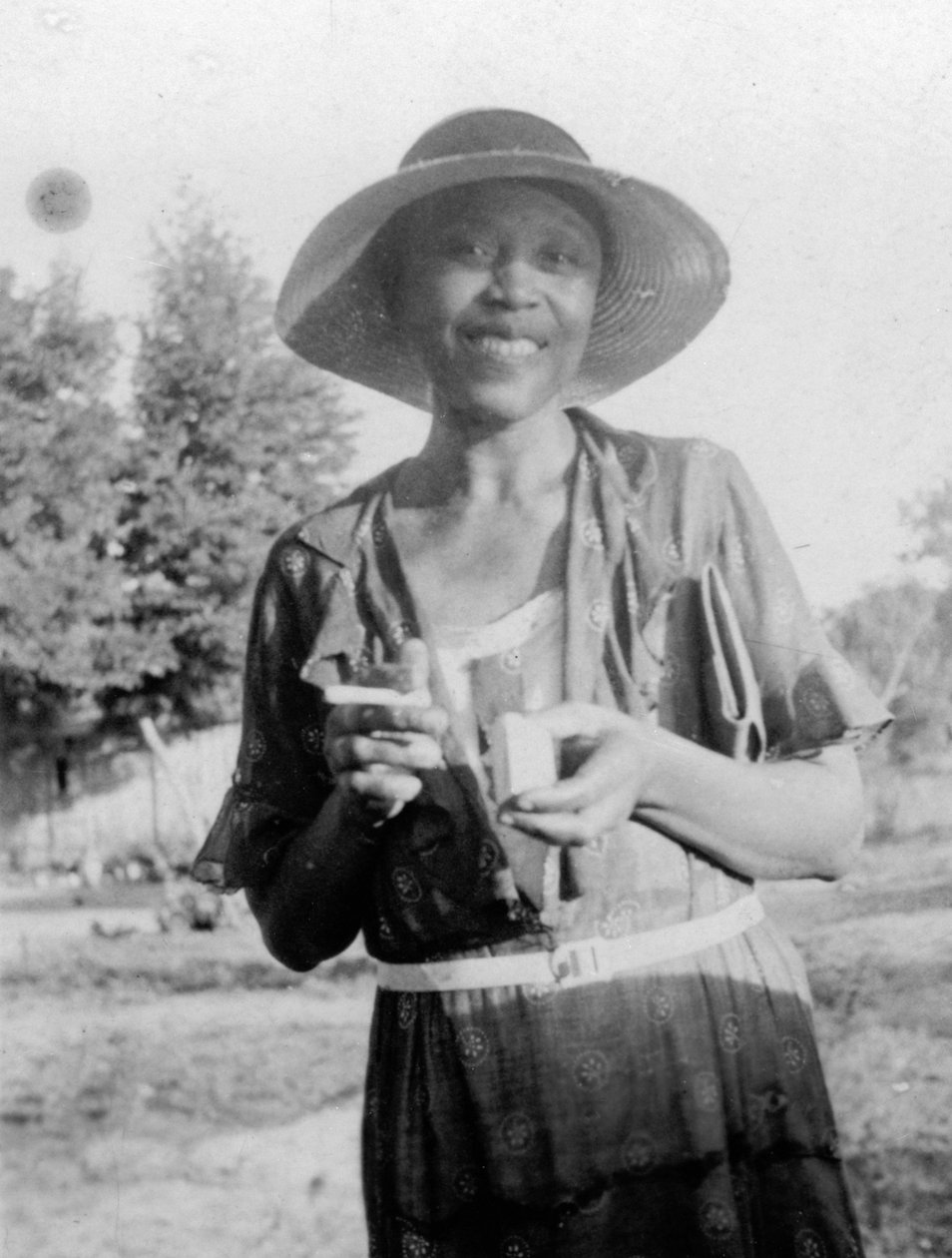 Usmívající se žena, asi 1935 (čb fotografie) od Benjamin Baud