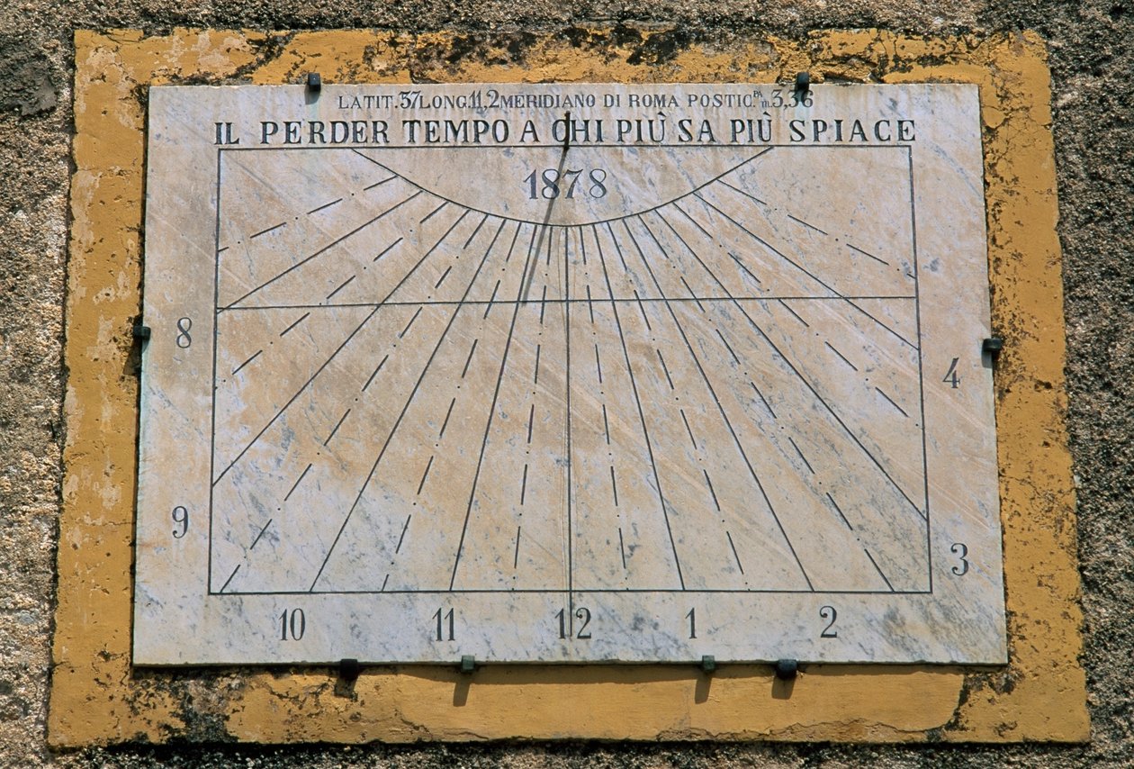 Sluneční hodiny, boční stěna kostela Maria Santissima Assunta, Palazzo Adriano, Sicílie, Itálie od Benjamin Baud