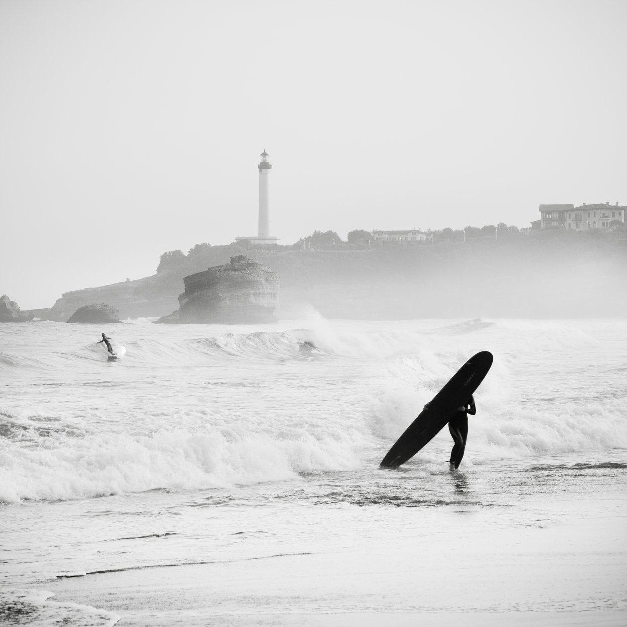 Surfování na Grand Plage, Francie, 2012 (černobílá fotografie) od Leopold Blonder