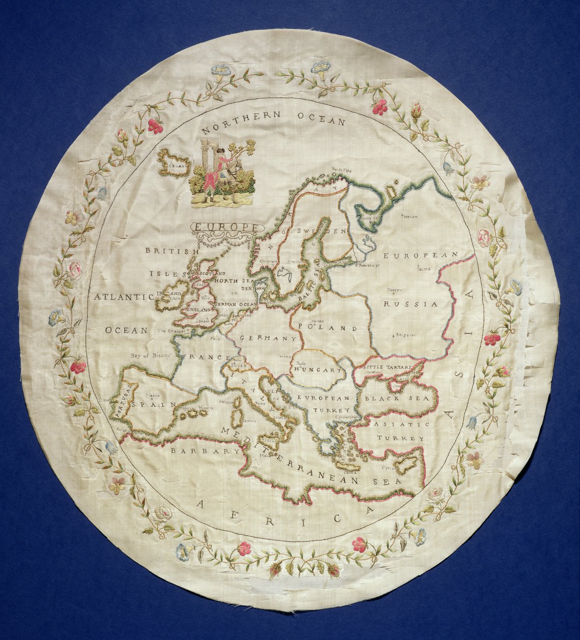 T.142-1938 Vzorník s mapou Evropy, angličtina, konec 18. století (barevné hedvábné nitě na hedvábí) od Unbekannt