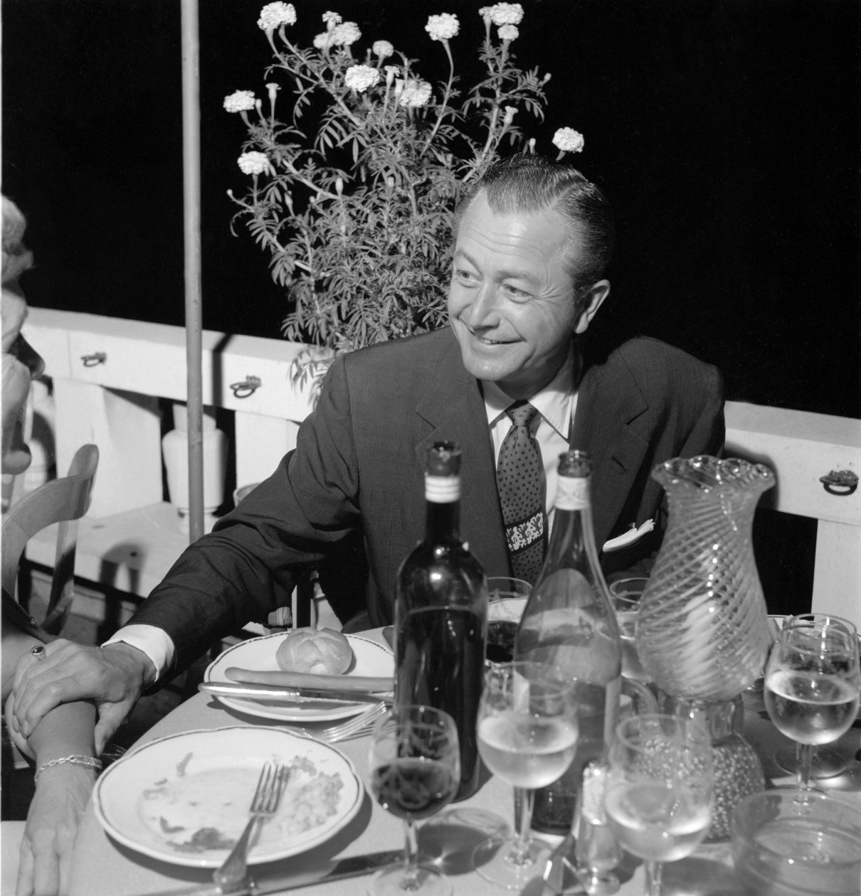 HERCI, REŽISÉR ROBERT YOUNG NA BENÁTKÁCH LIDO - 1954 od Unbekannt