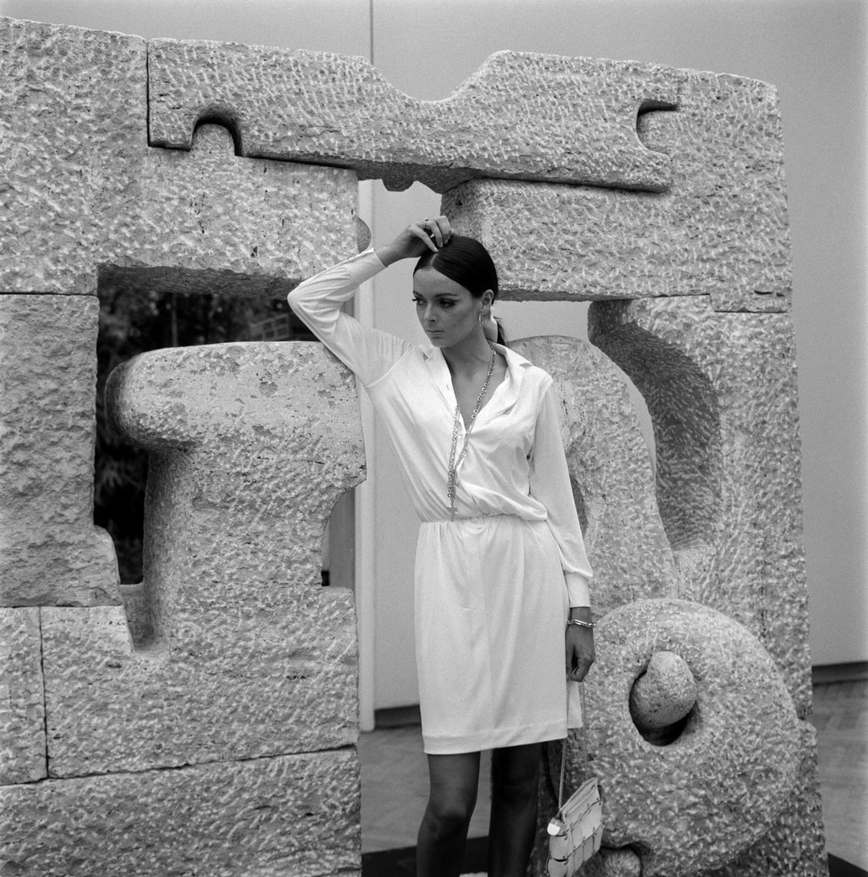 Herečka BARBARA STEELE NA BIENÁLE VÝSTAVY UMĚNÍ - BENÁTKY - 196? od Unbekannt