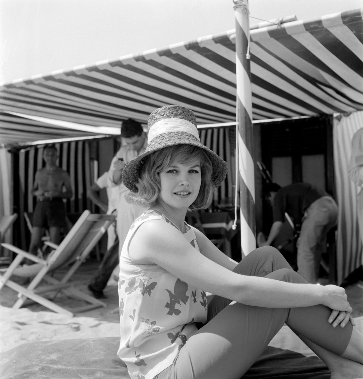Herečka CARROLL BAKER NA VENICE LIDO BEACH (se zvonkovým kloboukem) - 1961 od Unbekannt