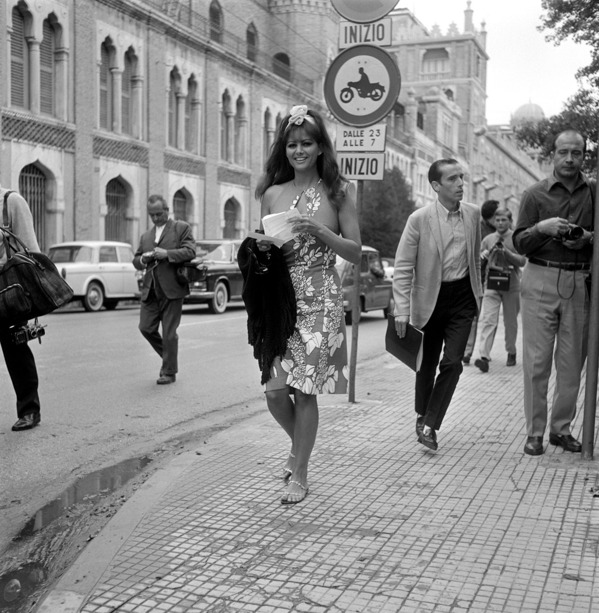Herečka CLAUDIA CARDINALE NA MEZINÁRODNÍM FILMOVÉM FESTIVALU V BENÁTKÁCH LIDO - 1965 od Unbekannt