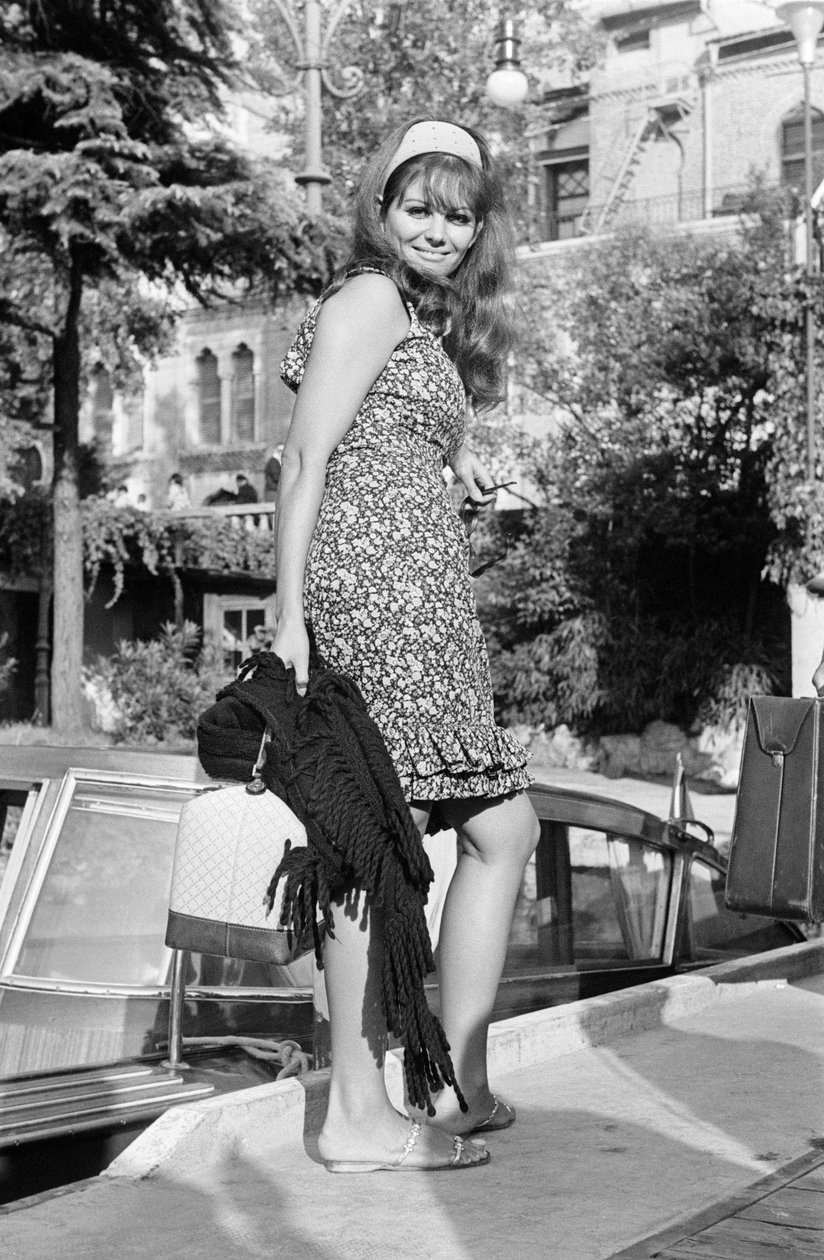 Herečka CLAUDIA CARDINALE NA MEZINÁRODNÍM FILMOVÉM FESTIVALU V BENÁTKÁCH LIDO - 1965 od Unbekannt