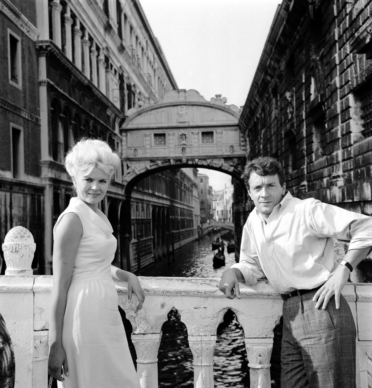 Herečka CORINNE MARCHAND S HERCEM JEAN - PIERRE (jean-pierre) CASEL - BENÁTKY - 1963 od Unbekannt