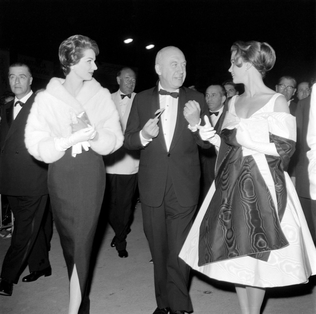 Herečka LEE REMICK S REŽISÉREM OTTO PREMINGEREM A JEHO MANŽELKOU HOPE BRYCE NA MEZINÁRODNÍM FILMOVÉM FESTIVALU V BENÁTKÁCH LIDO - 1959 od Unbekannt