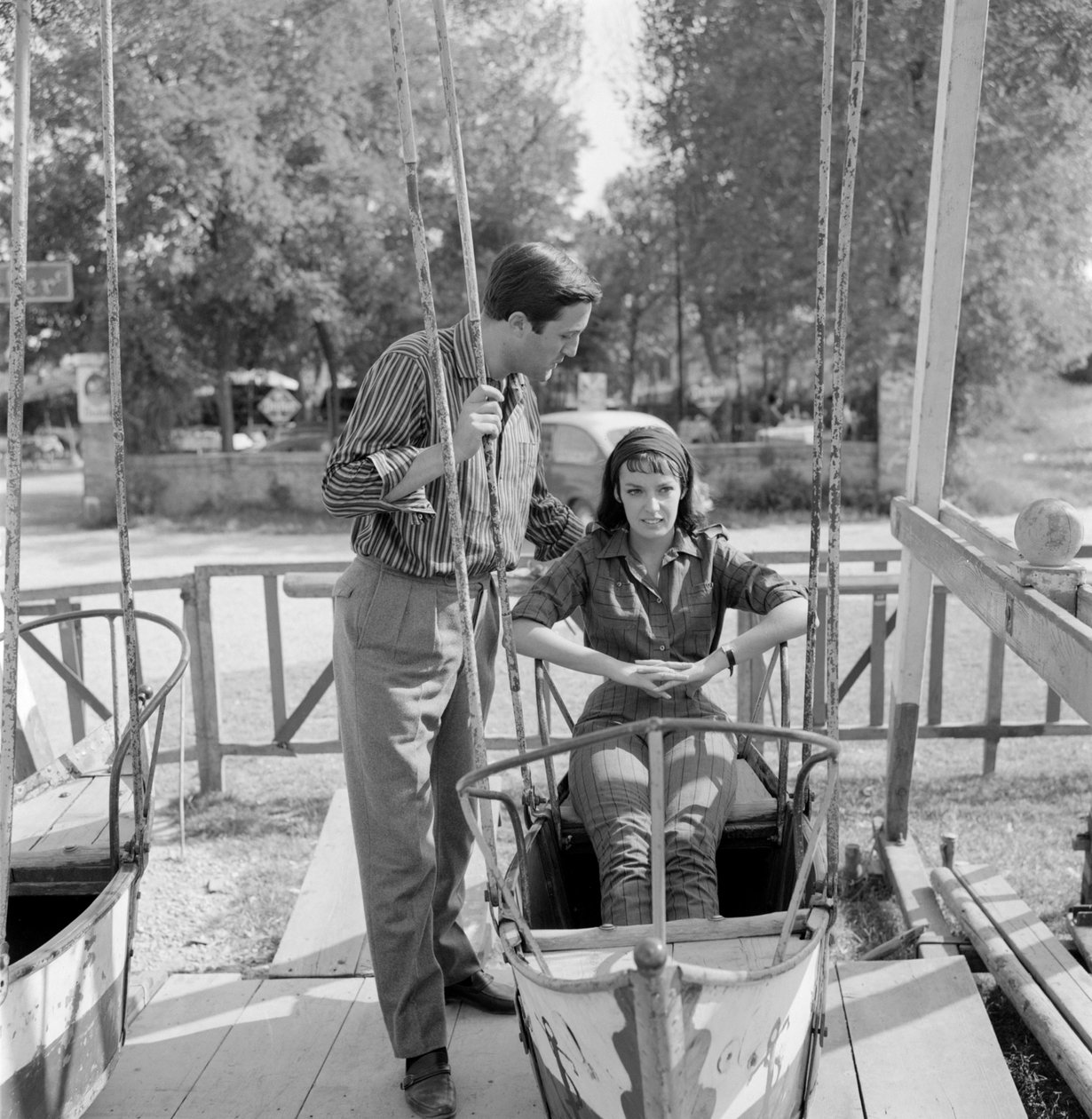 Herečka MARIE LAFORET SE SVÝM CHLAPECKEM REŽISÉM JEAN GABRIEL ALBICOCCO NA BENÁTSKÉM LIDO - 1961 (na houpačce) od Unbekannt