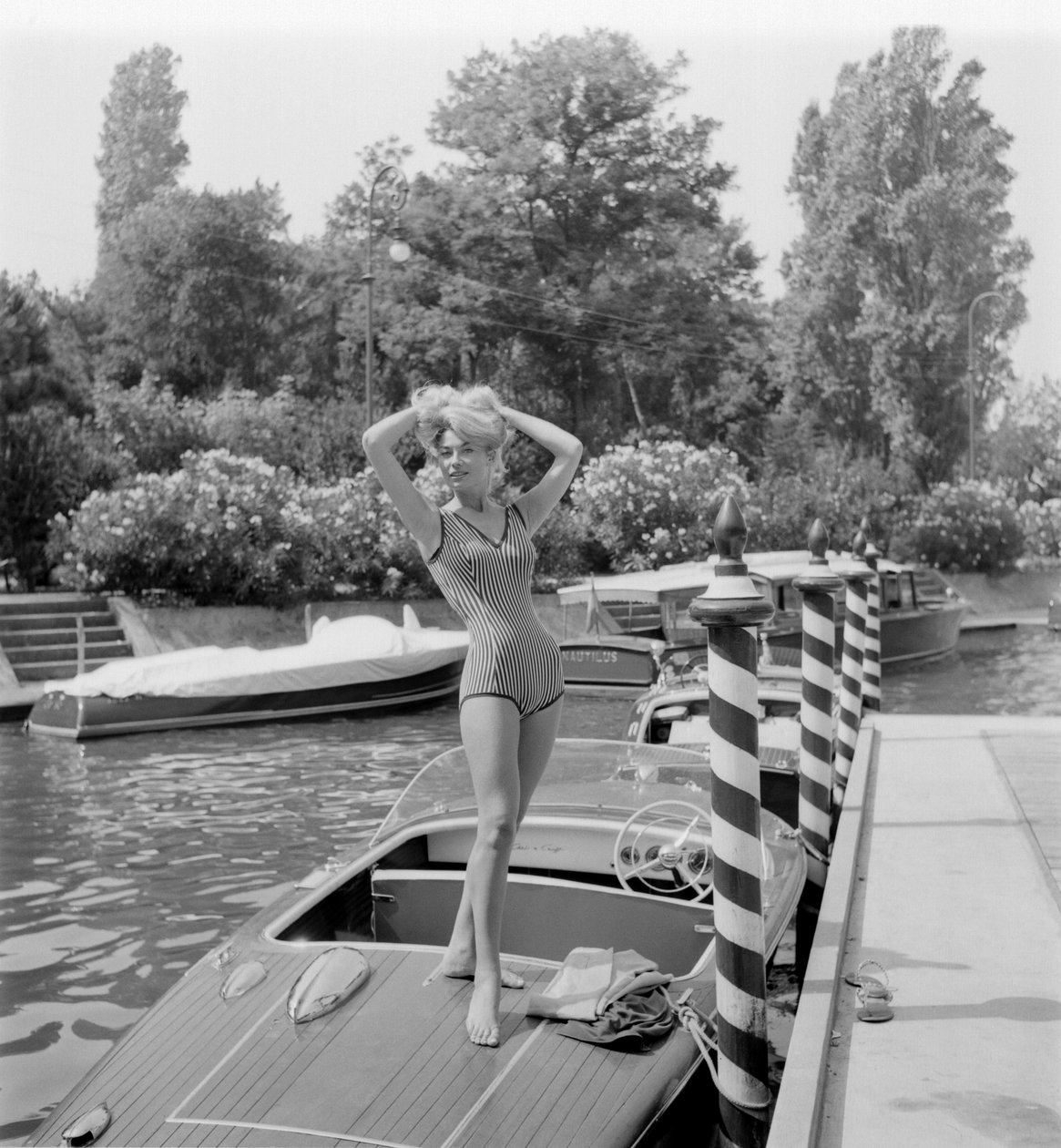Herečka NADINE DUCA NA BENÁTKÁCH LIDO - 1960 od Unbekannt
