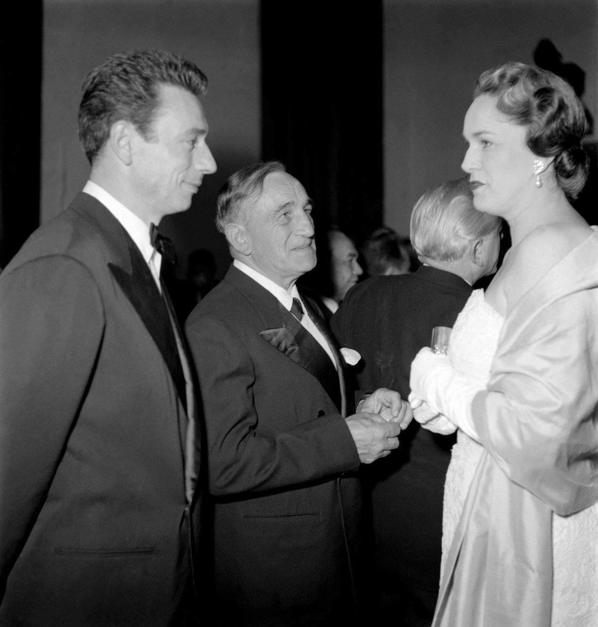 FILMOVÝ KRITIK GEORGES SADOUL S HERCEM A POPOVÝM Zpěvákem YVESEM MONTANDEM A BEGUM JEANNE ANDRE Z AIX LES BAINS V CANNES – 1954 od Unbekannt