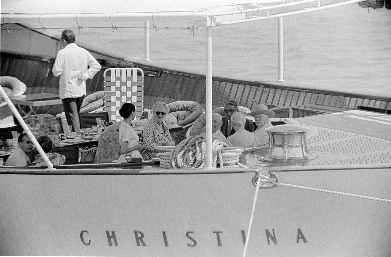 STAVITEL LODĚ ARISTOTELIS (aristote) ONASSIS A STÁTNÍK WINSTON CHURCHILL S MANŽELKOU NA JACHTĚ “” CHRISTINA “” V BENÁTKÁCH - 1960 od Unbekannt