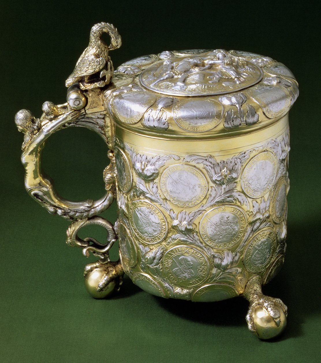 Tankard nebo Munzhumpen sada se saskými „talířovými“ mincemi (z let 1547-1602) od Daniela Dankmeyera z Mittau, balkánské státy, kolem 1705 (balíček zlacený) od Unbekannt