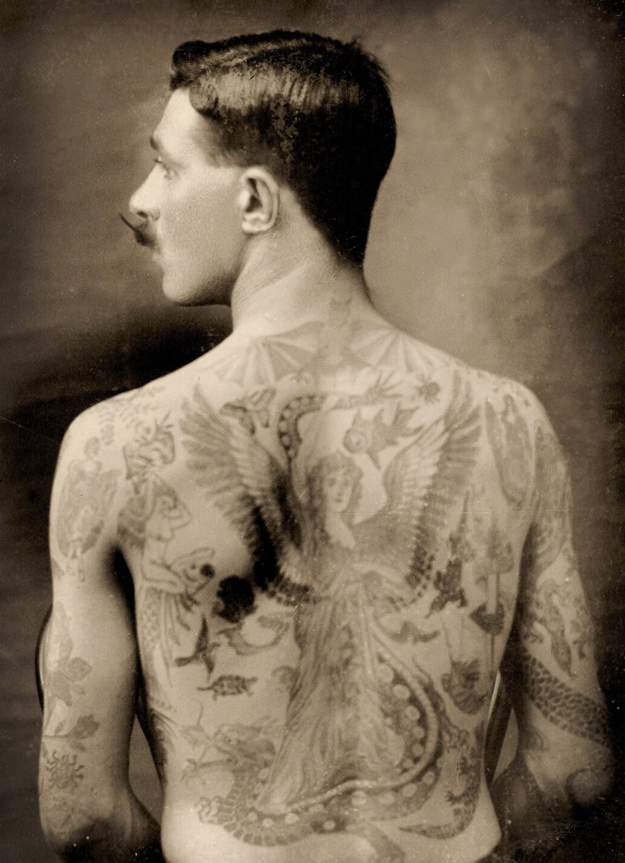 Tetovaný britský námořník během Velké války 1914-18 (pohled zezadu) (čb fotografie) (viz také 473188) od Unbekannter Künstler