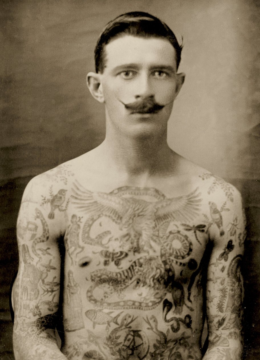 Tetovaný britský námořník během Velké války 1914-18 (pohled zepředu) (čb fotografie) (viz také 473189) od Unbekannter Künstler