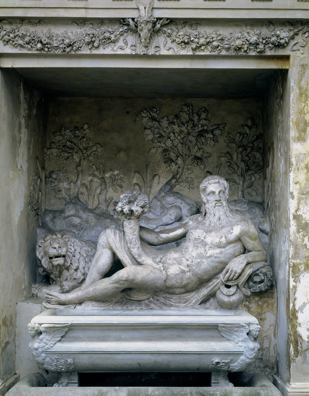 Nymphaeum, detail sochy říčního boha ve výklenku držící roh hojnosti, navržený Giacomo Vignola (1507-75) a Bartolomeo Ammannati (1511-92) 1551-55 (kámen) od Unbekannt