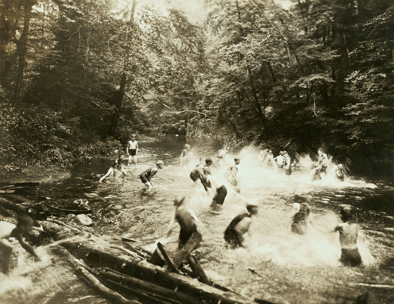 The Old Swimming Hole, Spojené státy americké, kolem roku 1920 (černobílá fotografie) od William M. Timlin