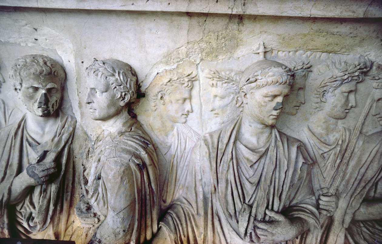 Zadní fasáda, detail starožitné reliéfní výzdoby (některé kusy z Ara Pacis z Augusta) zobrazující skupinu římských občanů (kámen) od Unbekannt