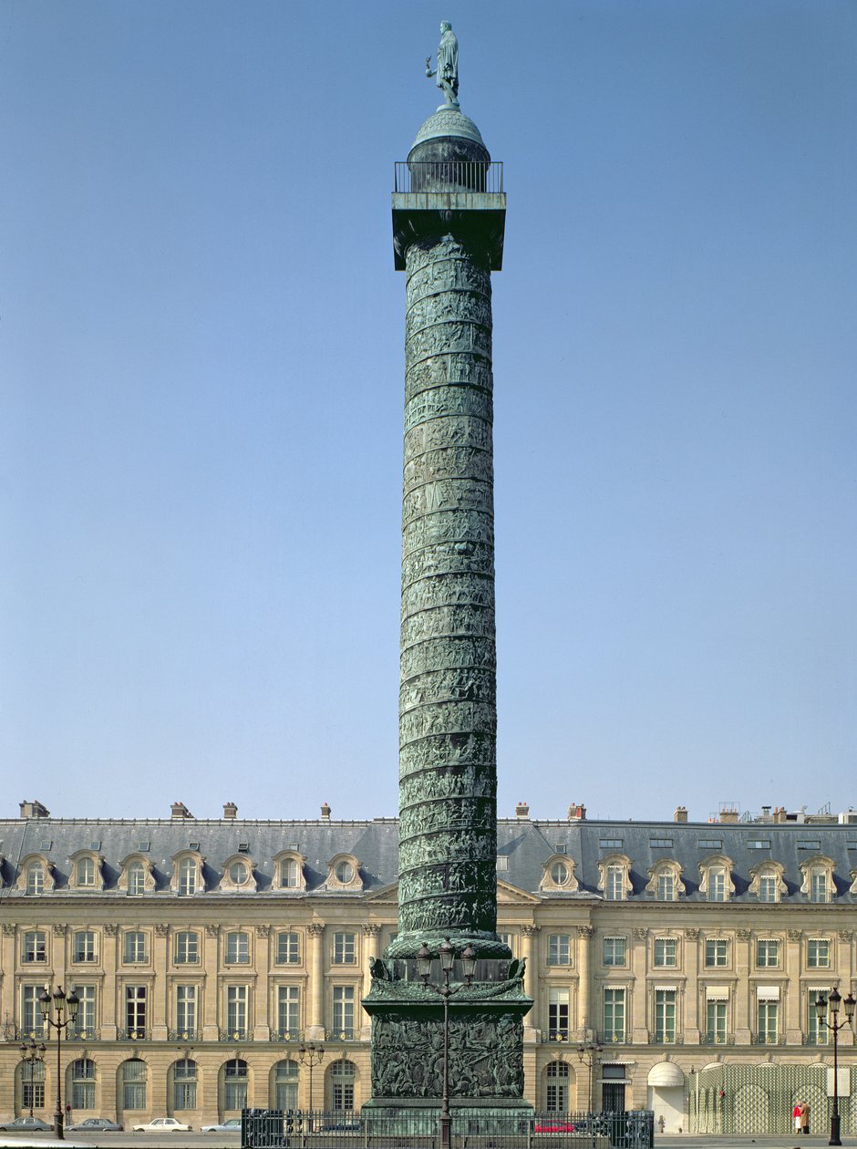 Sloup Vendome s basreliéfy zaznamenávajícími napoleonská tažení z let 1805-06, převýšený postavou Napoleona držícího okřídlené vítězství od Unbekannt