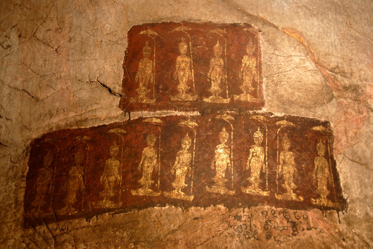 theravádový buddhismus; starověká nástěnná malba; stojící Buddha Šákjamuni; Mudra; Varada; gesto splnění přání; jeskyně Tham Pa; v Nong Thang; provincie Xieng Khouang; Laos; Jihovýchodní Asie; Asie od Unbekannter Künstler