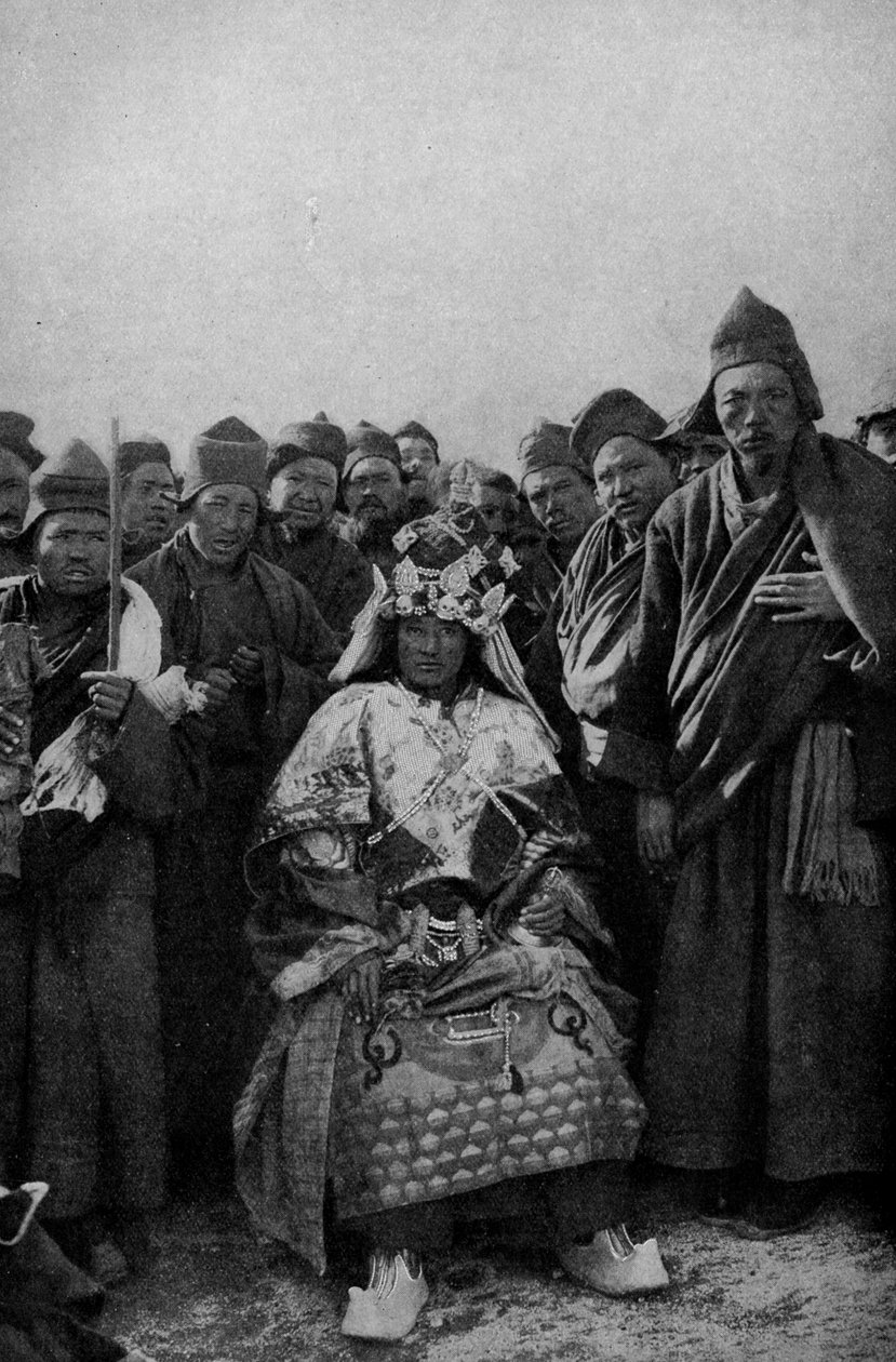Tibet. Kouzelník v plných šatech a obdivující skupina mnichů. 1920 od Unbekannt