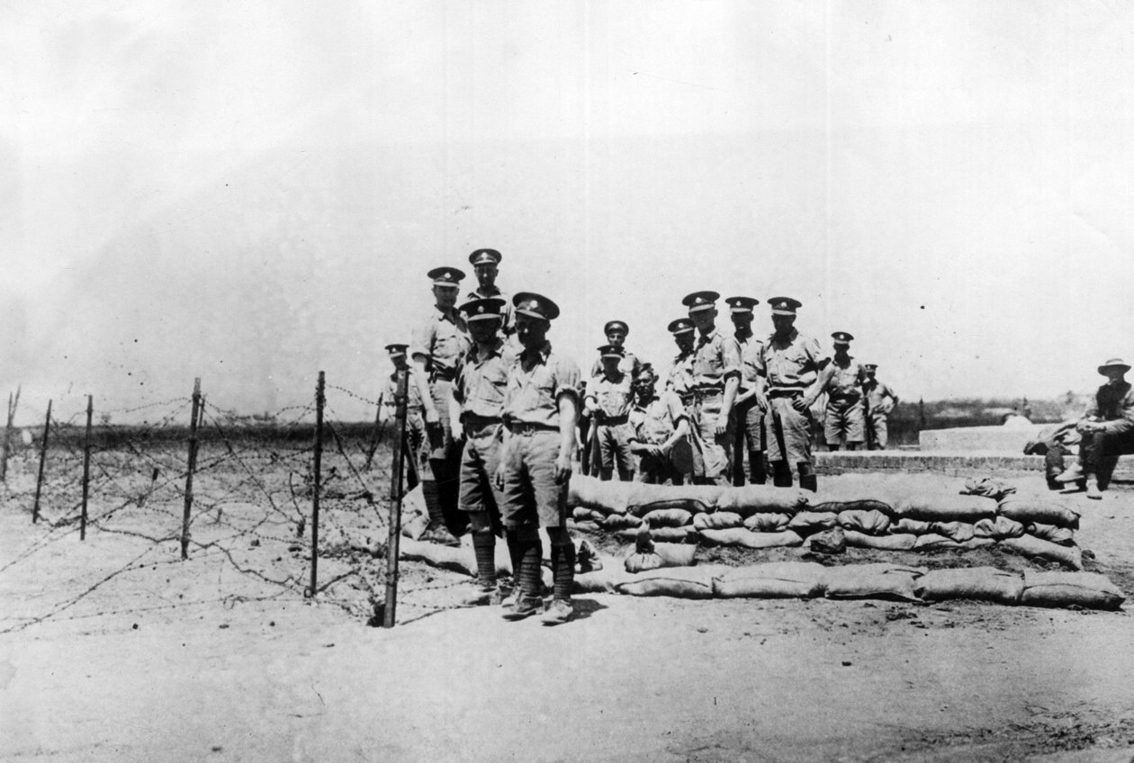 Tientsin (Tianjin), Čína, listopad 1924: Britští vojáci na postu mimo mezinárodní koncese před dobytím města jednotkami čínského válečného lorda Feng Yuxiang (Feng Yu-hsiang, Feng Yu hsiang) - Tientsin (Tianjin) , Čína, listopad od William M. Timlin