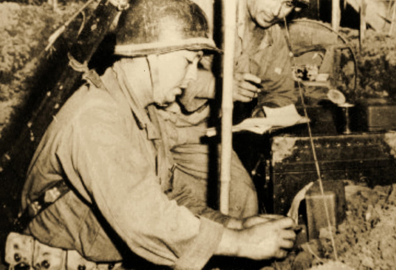 Vojáci na komunikační stanici, Camp Claiborne, Louisiana, 1943 (sépiová fotografie) od Bartolome Esteban and studio Murillo