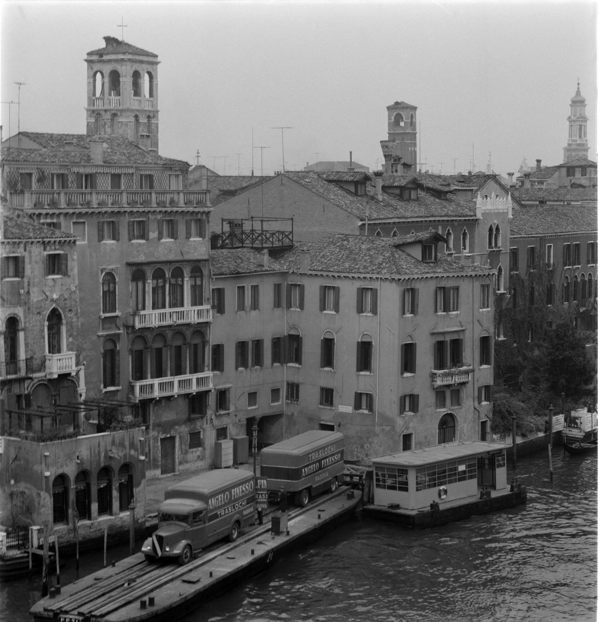 Kamiony na Canal Grande v Benátkách 1960 od Unbekannt