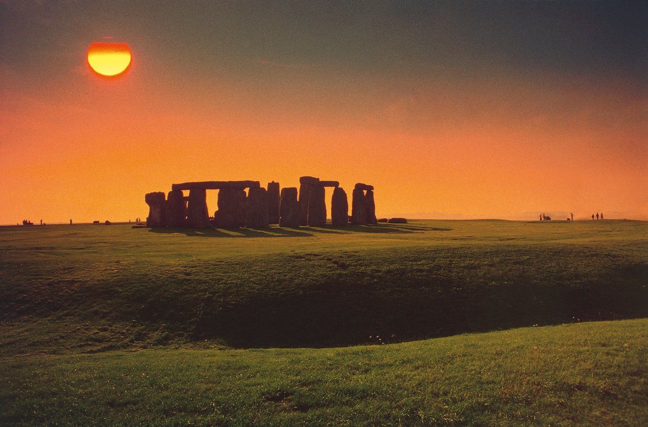 Velká Británie, Anglie, Wiltshire County, Stonehenge, megalitická památka z doby bronzové při západu slunce od Benjamin Baud