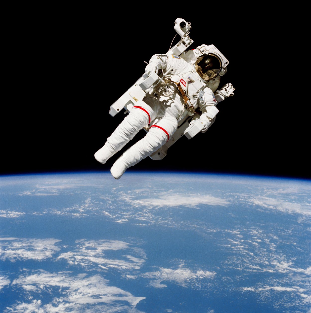 Americký astronaut Bruce McCandless pomocí Maneuvering Unit od Unbekannt