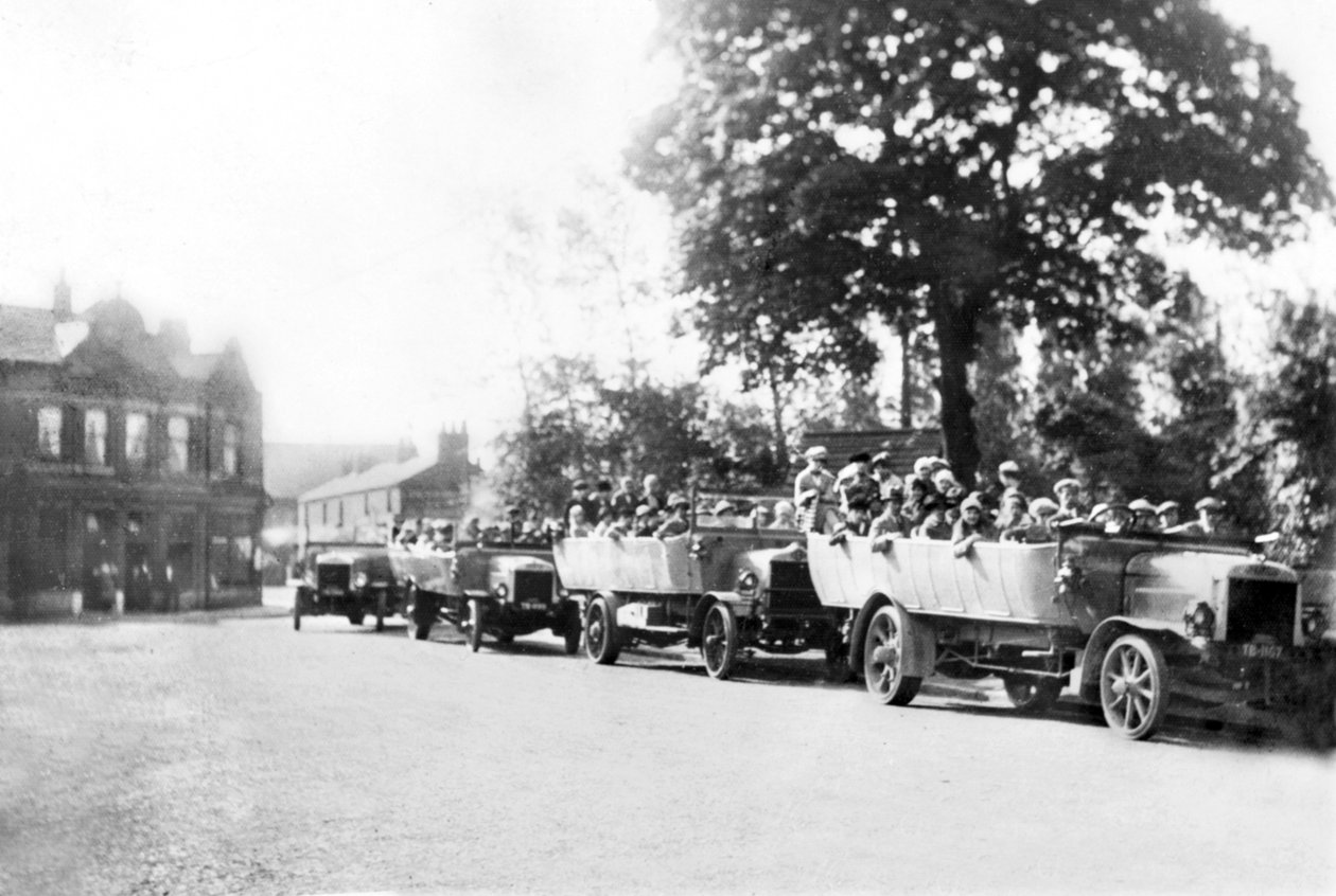 Spojené království: Linie Charabanců v centru města. Poynton, Cheshire, kolem roku 1925 od Unbekannt