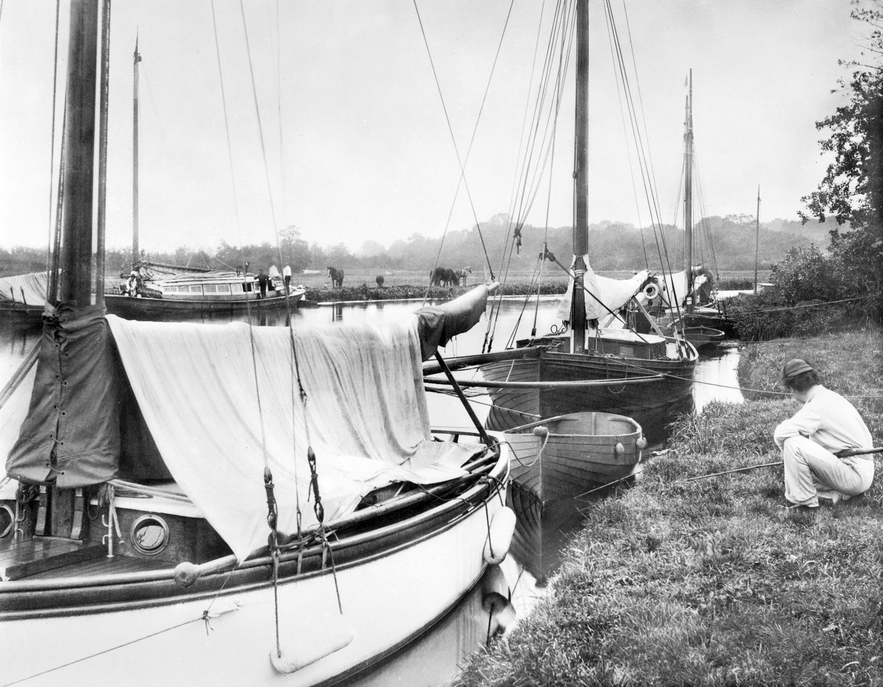 Spojené království: Jachty a říční plavidla ve Wroxham Broad. Norfolk Broads, od Unbekannt