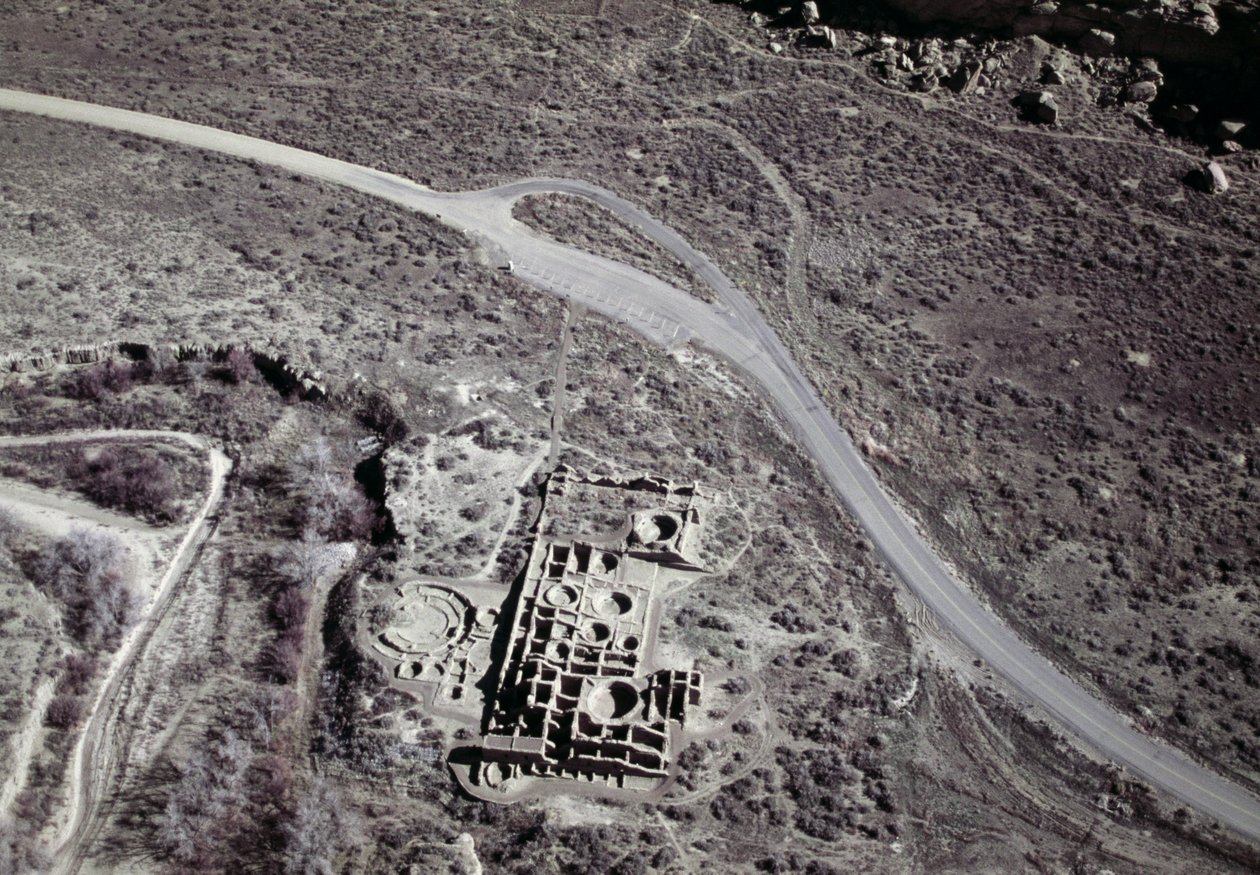 Pohled na starověké osídlení Anasaziů, Chaco Ruins Culture National Park, Chaco Canyon, Nové Mexiko, Spojené státy americké, civilizace Anasaziů od Benjamin Baud