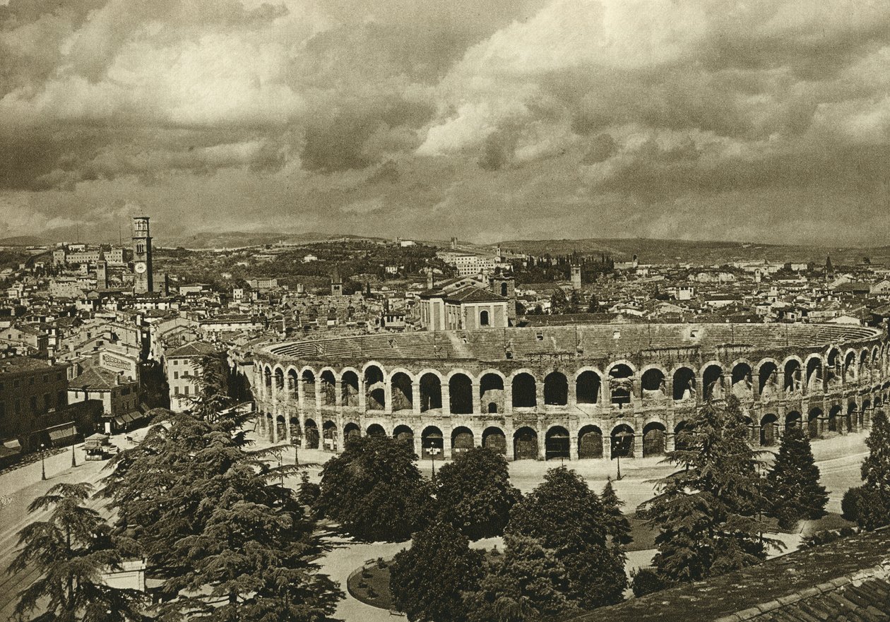 Pohled na arény, římský amfiteatr a město Verona v roce 1925 od Unbekannt