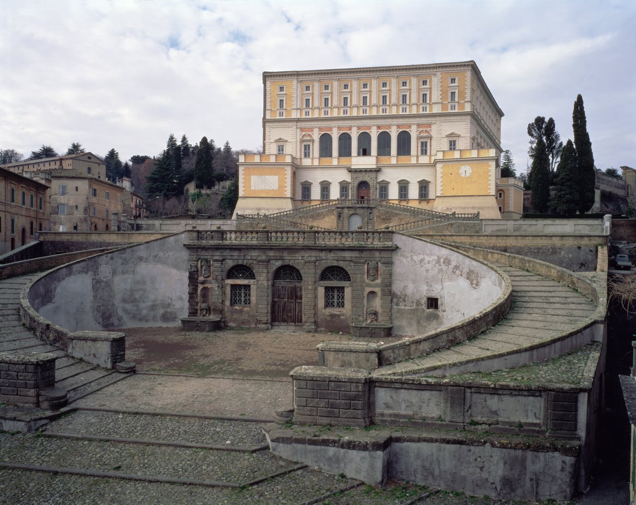 Pohled na fasádu, nádvoří a schodiště, které navrhl Jacopo Vignola (1507-73) a jeho nástupci pro kardinála Alessandra Farnese (1546-92) 1557-83 (foto) od Unbekannt