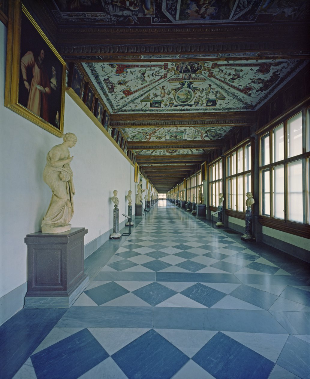Pohled na první chodbu, kterou navrhli Vasari (1511-1574) a Bernardo Buontalenti (1531-1608) 1560-80 (foto) od Unbekannt