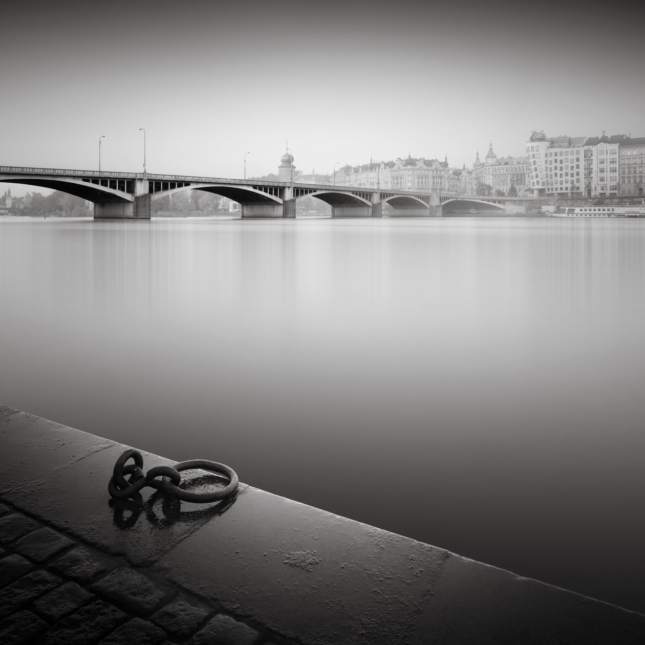 Vltava River Study, Praha, Česká republika, 2015 (čb foto) od Leopold Blonder
