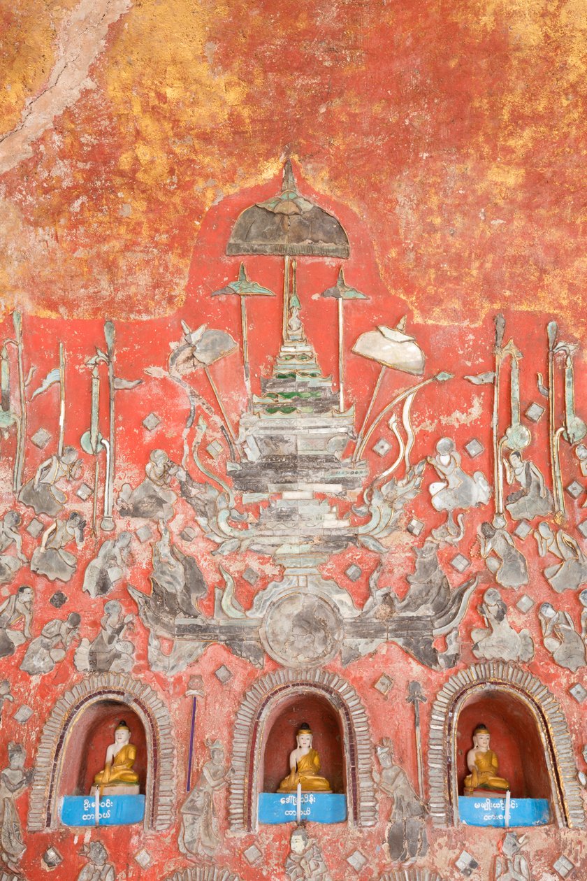Seinä pienillä buddhoilla ja lyijylasihahmoilla, Shwe Yaunghwe Kyaungin luostari, Nyaungshwe, Inle-järvi, Myanmar (kuva) od Unbekannter Künstler