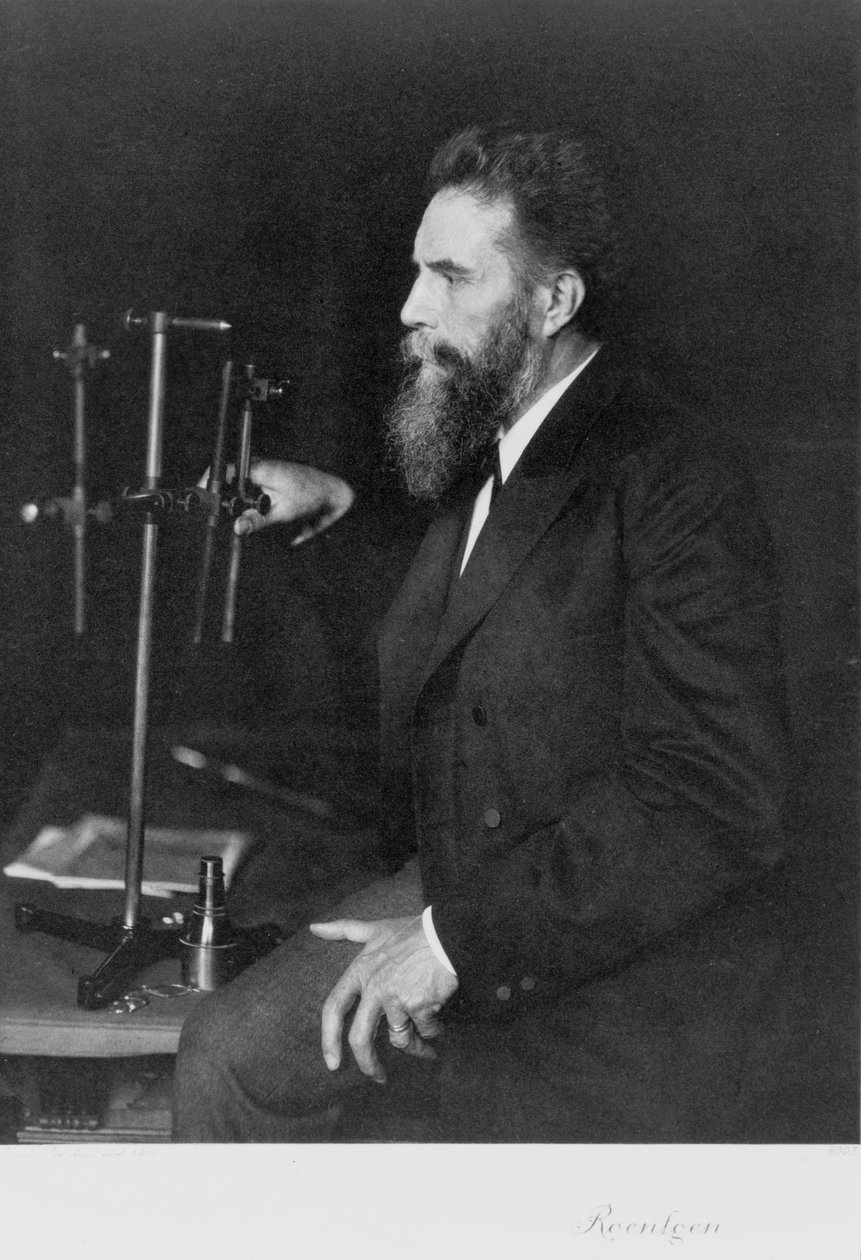 Wilhelm Conrad Roentgen, německý fyzik, u svého pracovního stolu od Unbekannt