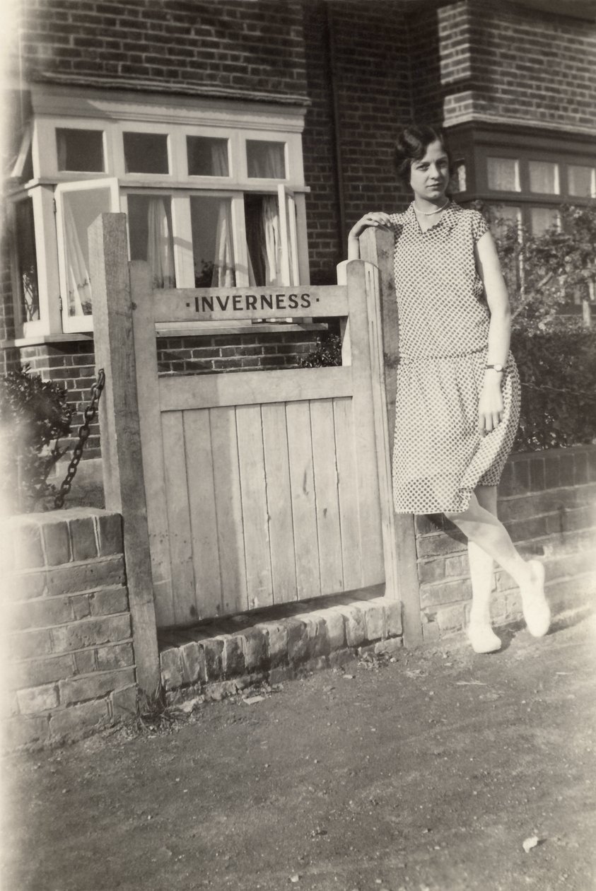 Žena mimo Inverness B&B, Broadstairs, Kent, c 20. léta od Unbekannt