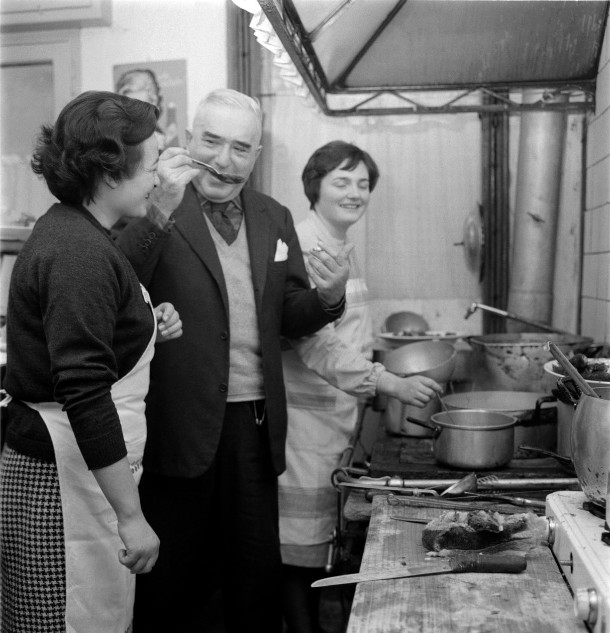 Spisovatel GIOVANNI COMISSO ve svém domě v TREVISO (ochutnává jídlo v kuchyni) - 1962 od Unbekannt