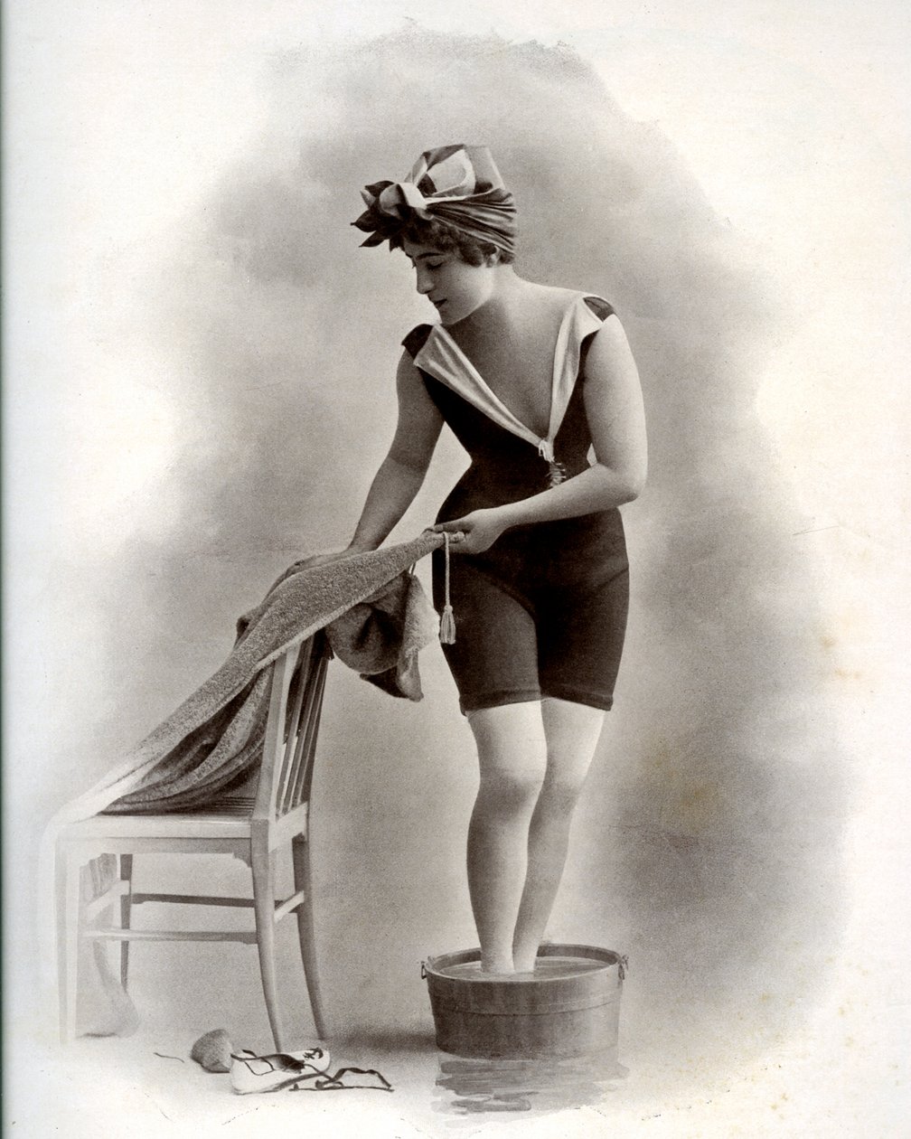 Mladá žena v plavkách (z Belle Epoque) při koupeli nohou, kolem roku 1900 (černobílá fotografie) od Unbekannter Künstler