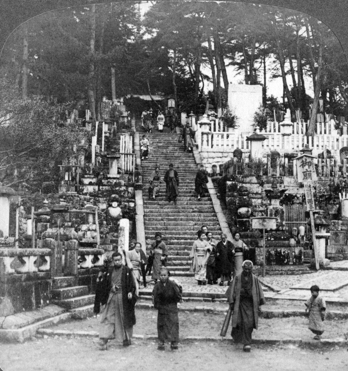Buddhistický hřbitov poblíž kláštera Kurodani, Kyoto, Japonsko, 1904. od Underwood and Underwood