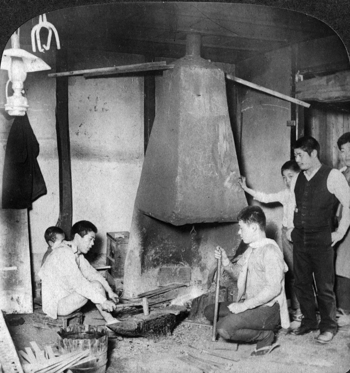 Japonský kovář ve své kovárně, Yokohama, Japonsko, 1904. od Underwood and Underwood