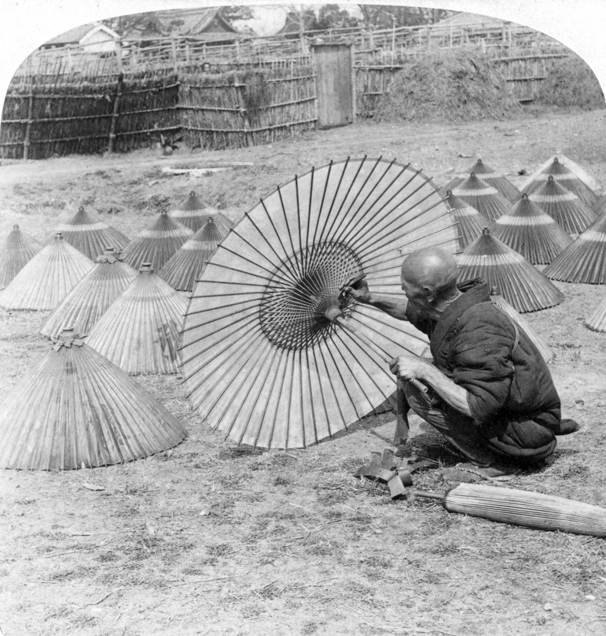 Japonský výrobce deštníků, Kobe, Japonsko, 1896. od Underwood and Underwood